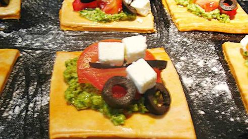 томатные тарталетки с помидорами, фетой и соусом песто