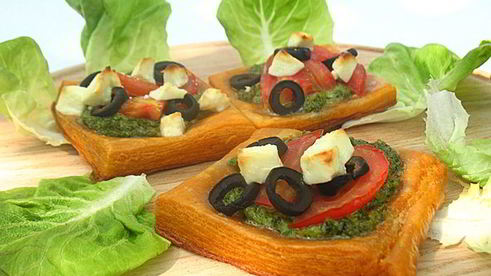 томатные тарталетки с помидорами, фетой и соусом песто