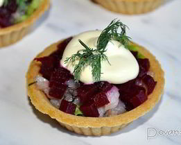 Закуска с селедкой и свеклой в тарталетках