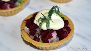 Закуска с селедкой и свеклой в тарталетках