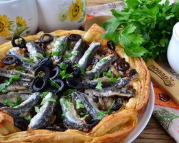 Луковый тарт с малосольной килькой