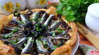 Луковый тарт с малосольной килькой