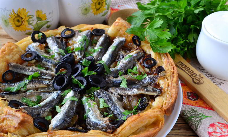 Рецепт лукового тарта с малосольной килькой