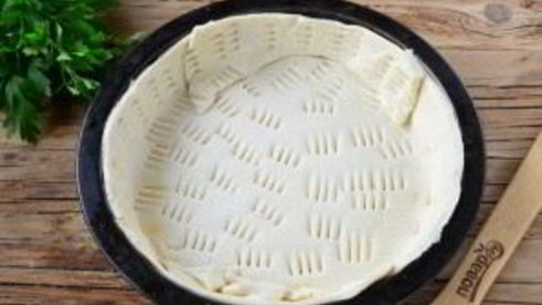 луковый тарт с малосольной килькой