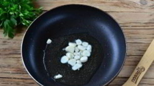 луковый тарт с малосольной килькой