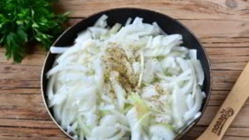 луковый тарт с малосольной килькой