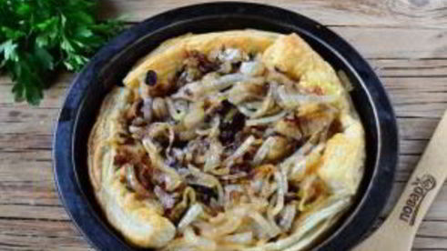 луковый тарт с малосольной килькой