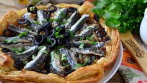 луковый тарт с малосольной килькой