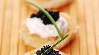 Новогодние тартинки с икрой