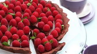 Шоколадный тарт с малиной