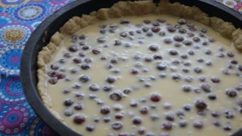 тарт с брусникой и запеченным ганашем из белого шоколада