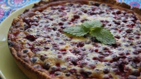 тарт с брусникой и запеченным ганашем из белого шоколада