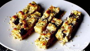 Тарт с ежевикой и фисташками