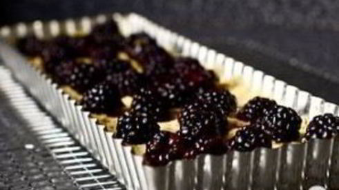 тарт с ежевикой и фисташками