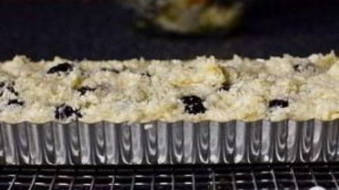 тарт с ежевикой и фисташками