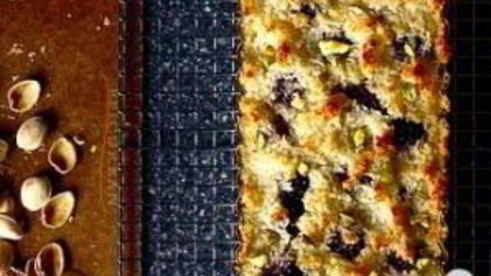 тарт с ежевикой и фисташками