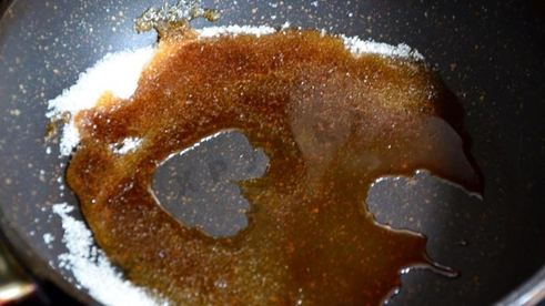 тарт с карамелизированной клубникой