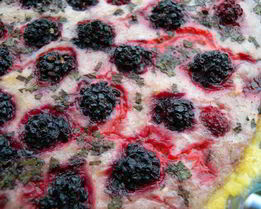 Тарт с клубникой с розмарином и ежевикой с базиликом Двойное удовольствие