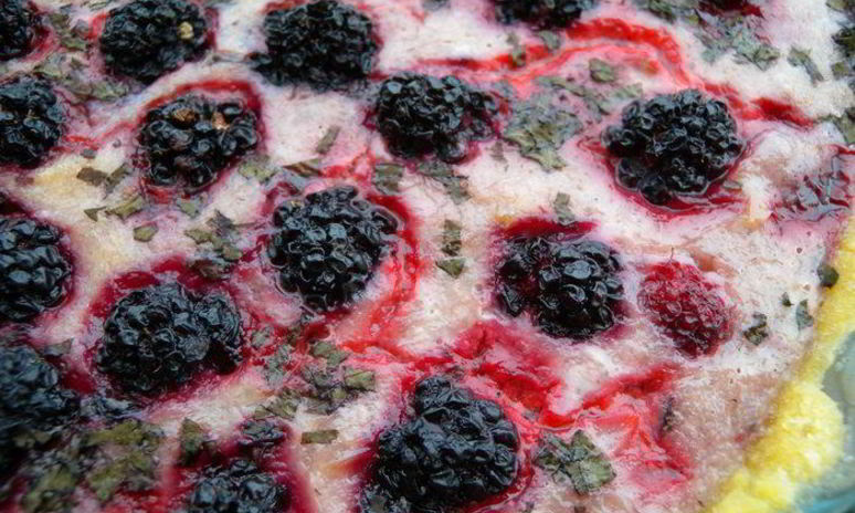 Рецепт тарта с клубникой с розмарином и ежевикой с базиликом двойное удовольствие