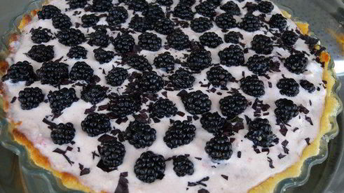 тарт с клубникой с розмарином и ежевикой с базиликом двойное удовольствие