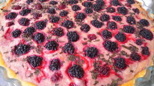 тарт с клубникой с розмарином и ежевикой с базиликом двойное удовольствие