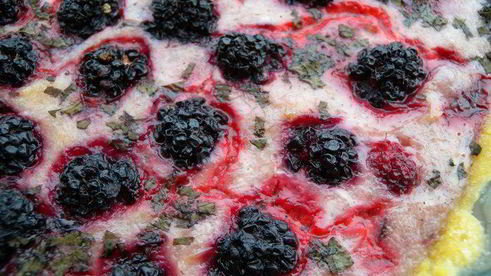 тарт с клубникой с розмарином и ежевикой с базиликом двойное удовольствие