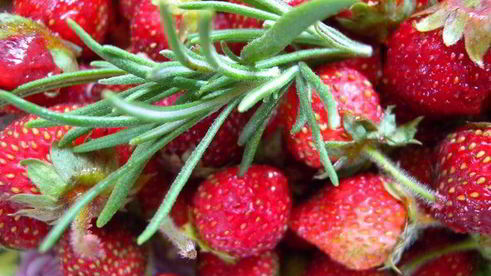 тарт с клубникой с розмарином и ежевикой с базиликом двойное удовольствие