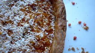 Тарт с красной чечевицей и кокосом