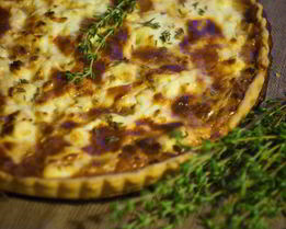 Тарт с луком, тимьяном и козьим сыром