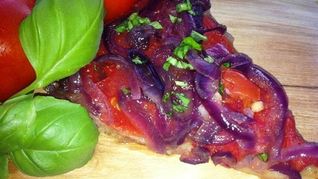 Тарт с томатами и карамельным луком