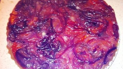 тарт с томатами и карамельным луком