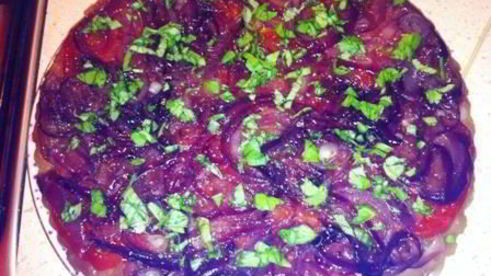 тарт с томатами и карамельным луком