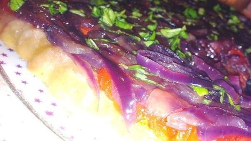 тарт с томатами и карамельным луком