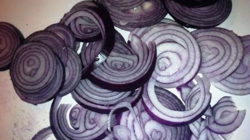 тарт с томатами и карамельным луком