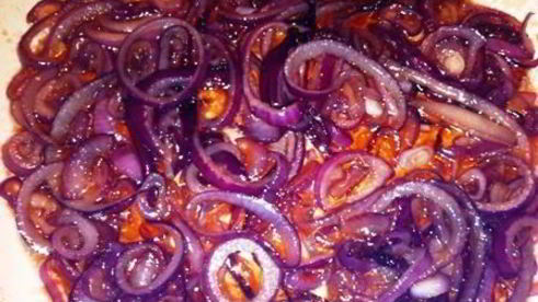 тарт с томатами и карамельным луком