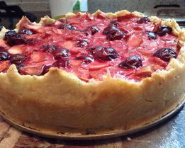 Тарт с яблоками, вишней и марципаном