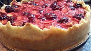 Тарт с яблоками, вишней и марципаном