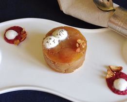 Тарт Татен с клюквенно-яблочным соусом, молочным мороженым и сушеным яблоком