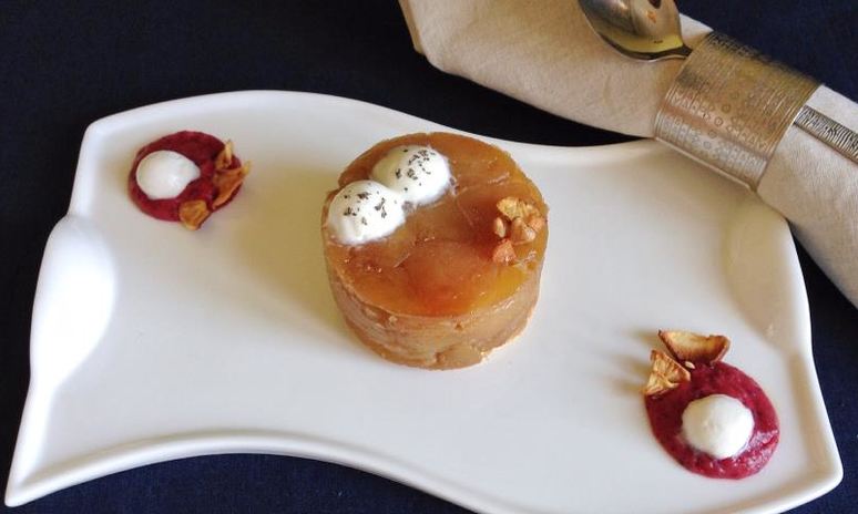 Рецепт тарта татен с клюквенно-яблочным соусом, молочным мороженым и сушеным яблоком