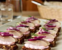 Тартинки с сельдью и сметанным соусом с хреном