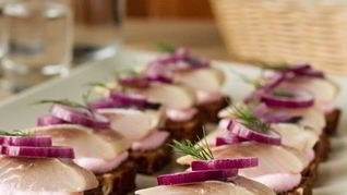 Тартинки с сельдью и сметанным соусом с хреном