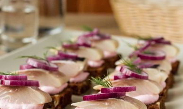 Рецепт тартинок с сельдью и сметанным соусом с хреном