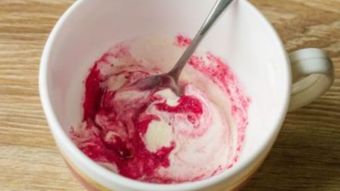 тартинки с сельдью и сметанным соусом с хреном