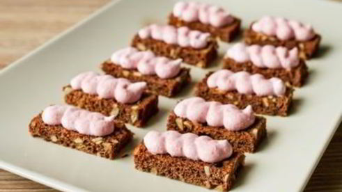 тартинки с сельдью и сметанным соусом с хреном