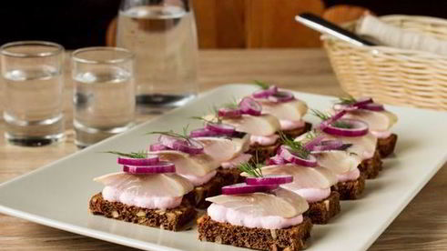 тартинки с сельдью и сметанным соусом с хреном