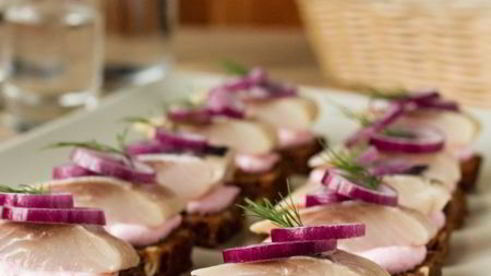 тартинки с сельдью и сметанным соусом с хреном