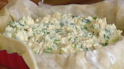 тарты с творогом, помидорами черри и базиликом