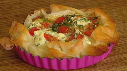 тарты с творогом, помидорами черри и базиликом