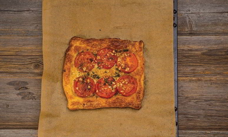 Рецепт томатного тарта с фетой и тархуном