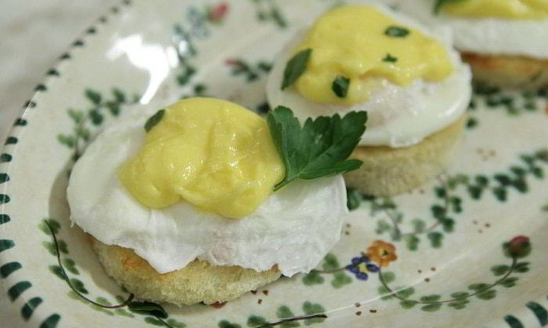 Рецепт хрустящих тостов с яйцом пашот под лимонным соусом